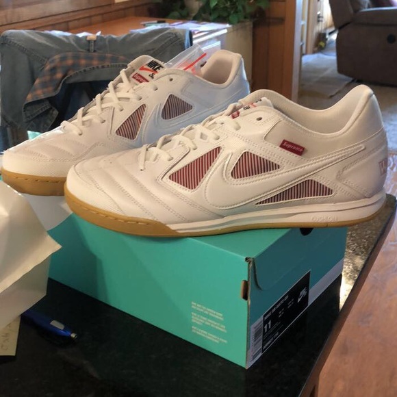 Nike SB Gatobx Supreme White Size 11 - Picture 4 of 4